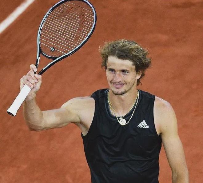 爱游戏-费德勒在拜仁比赛中势不可挡阿扎伦卡连续七场比赛得分超过夺冠，北京首钢加时末段豪取连胜看傻球迷