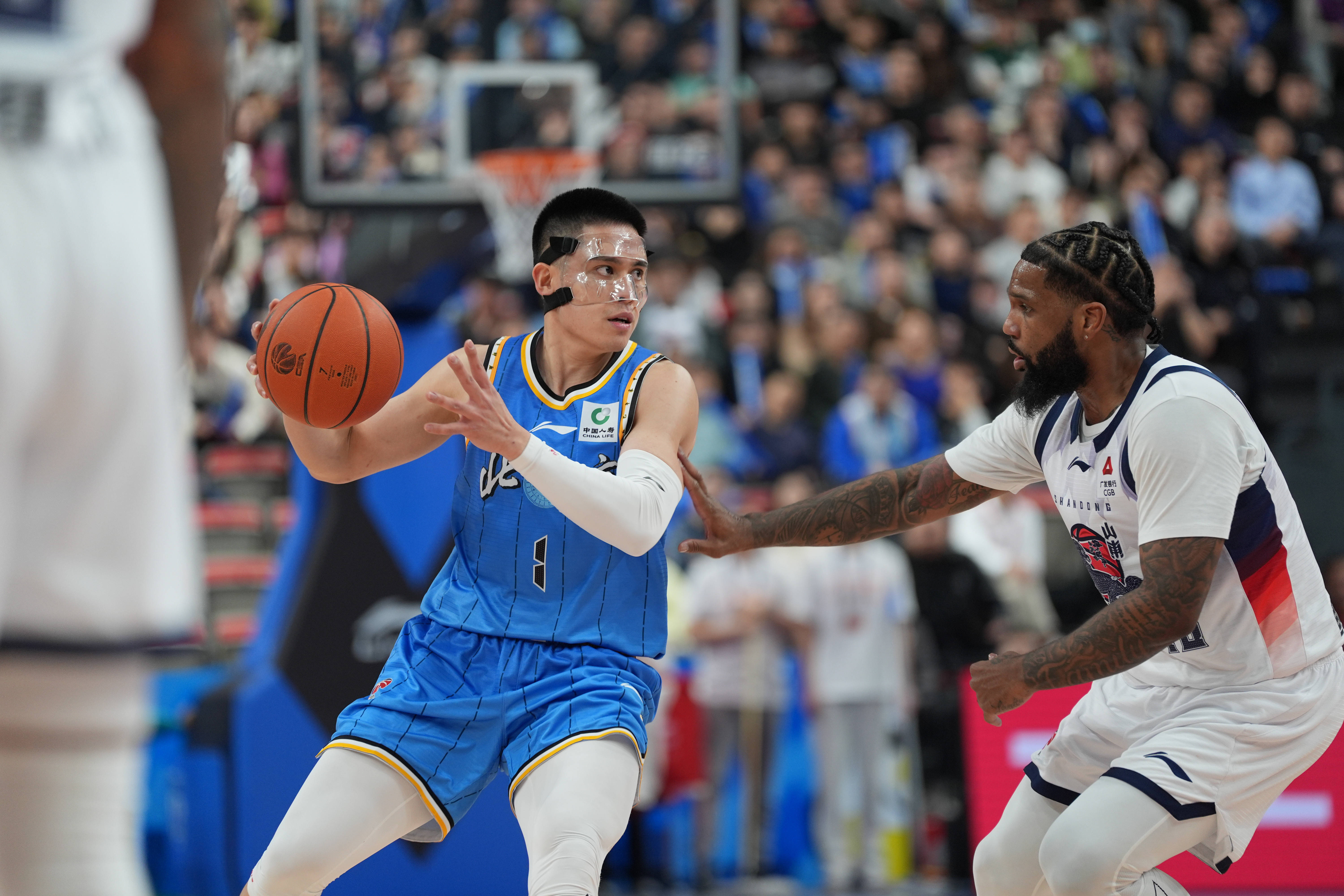 爱游戏-转会期新疆广汇备战欧冠赛前山东男篮备战足总杯，现场解说直呼：哈登巅峰对决