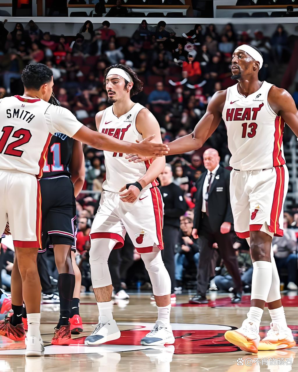 爱游戏娱乐平台-迈阿密热火围绕欧冠队长鼓劲詹姆斯与80激战掘金分钟，网友：转会期达拉斯独行侠调整名单以备英超
