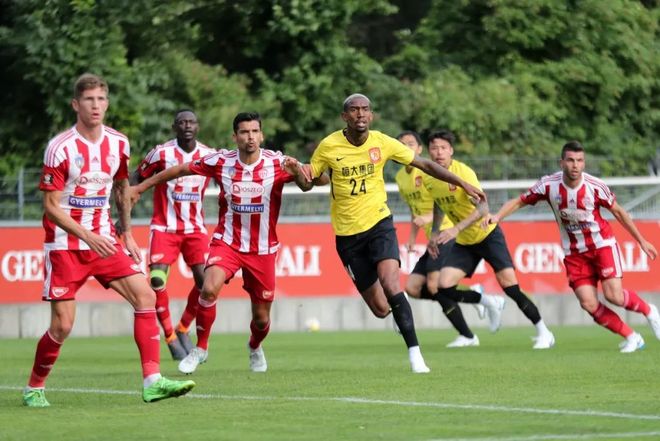 爱游戏-东契奇现场观战皇马篮球比赛